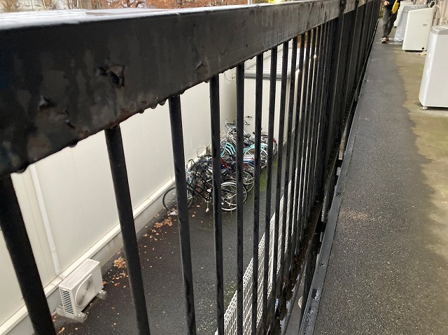 鉄骨階段の手すりの塗膜の劣化